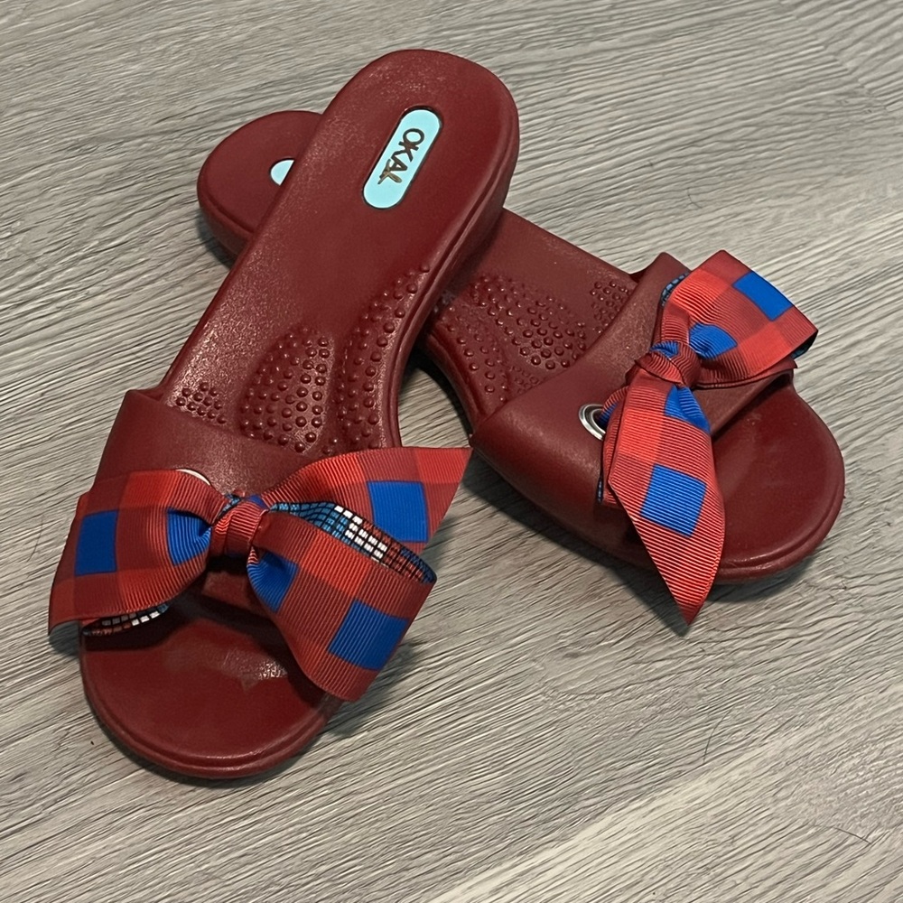OKAb red slides with bow detail